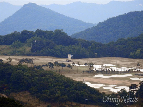 31일 오전 경북 성주군 초전면 소성리 옛 롯데골프장에 주한미군의 사드(THAAD, 고고도미사일방어체계) 발사대가 배치되어 있다. 옛 롯데골프장에는 사드 2기가 배치되어 있다.