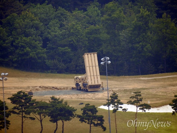 31일 오전 경북 성주군 초전면 소성리 옛 롯데골프장에 주한미군의 사드(THAAD, 고고도미사일방어체계) 발사대가 배치되어 있다. 옛 롯데골프장에는 사드 2기가 배치되어 있다.