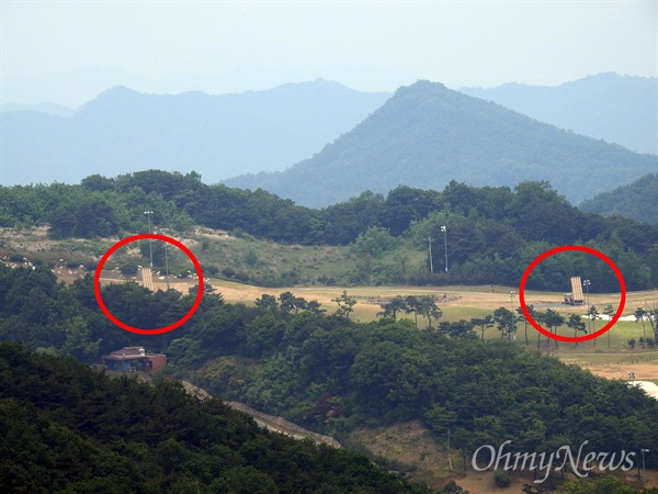 성주 옛 롯데골프장에 설치된 사드 발사대 31일 오전 경북 성주군 초전면 소성리 옛 롯데골프장에 주한미군의 사드(THAAD, 고고도미사일방어체계) 발사대가 배치되어 있다. 옛 롯데골프장에는 사드 2기가 배치되어 있다.