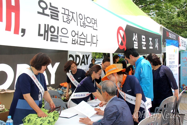 창원보건소와 마산의료원 등 의료기관들은 31일 오후 창원 한서병원 앞에서 금연의 날 캠페인을 벌였다.