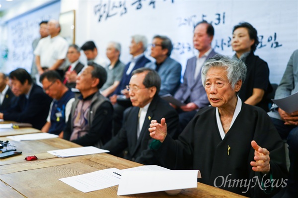 명진 스님 탄압을 함께 걱정하는 사람들 회원들이 31일 오후 서울 종로구 한 식당에서 명진스님 승적 박탈 철회를 촉구하는 기자회견을 열고 있다. 