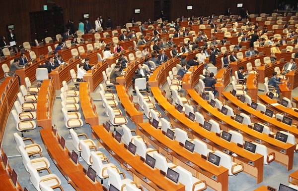 자유한국당 의원들이 31일 오후 국회 본회의에서 열릴 예정이던 이낙연 국무총리 후보자의 임명동의안이 표결을 앞두고 의원총회를 실시, 개회가 1시간이 넘도록 지연되고 있다.