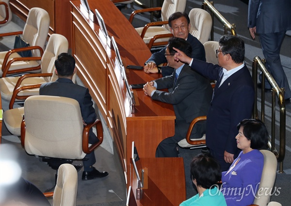 '삿대질에 고함' 떴다 조원진 이낙연 국무총리 후보자에 대한 임명동의안을 처리하기 위해 31일 오후 열린 국회 본회의에 조원진 새누리당 의원이 불쑥 나타나, 삿대질에 고함을 치며 항의하고 있다. 