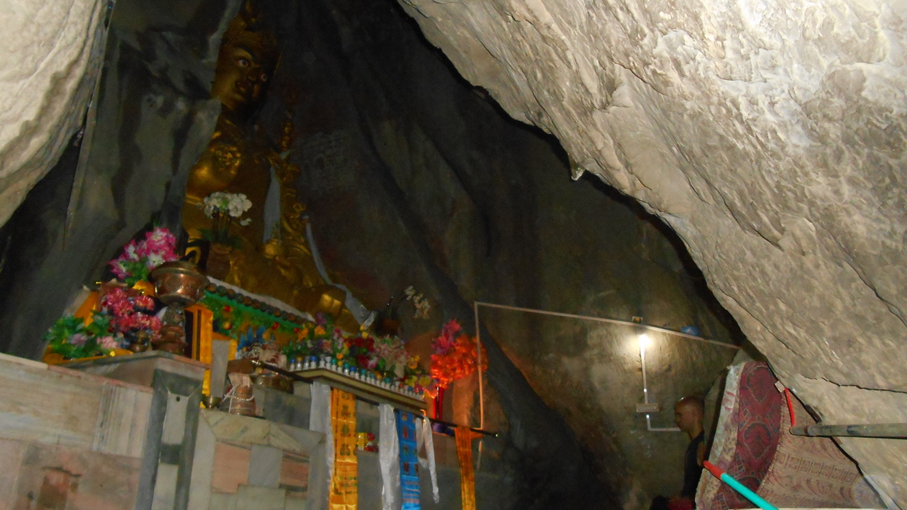 부탄의 만다라 공주와 함께 파드마 삼바바가 수행했다는 동굴에서 명상에 잠긴 레미.