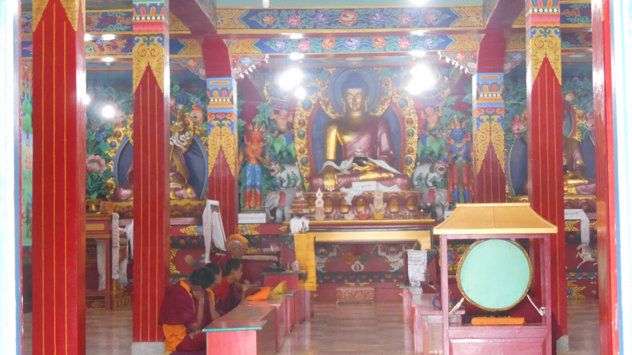 리왈샤 마을에 자리한 티베트 사원 내부.