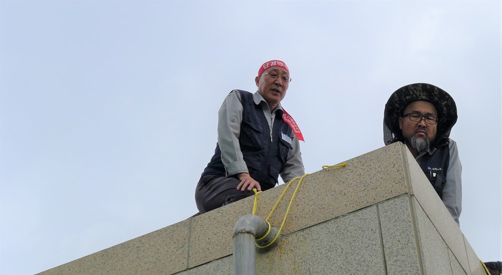 김병조 현중노조 정책실장(사진 오른쪽)이 31일 농성장을 방문한 장애인 시의원을 만나기 위해 계단을 내려오다 경찰에 연행됐다.