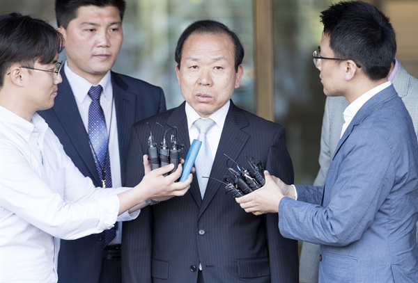 헌법재판소장에 지명된 김이수 헌법재판관이 지난 5월 19일 오후 서울 종로구 헌법재판소에서 나서며 취재진의 질문에 답하고 있다.