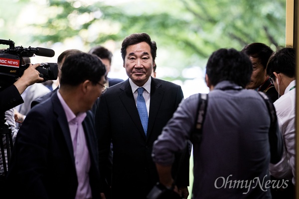 지난 5월 31일 서울 종로구 정부청사 입구에서 이낙연 총리가 취임식을 하기 앞서 기자들의 질문에 답변하고 있다. 