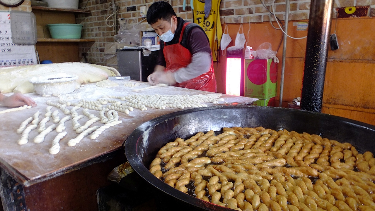 영천시장 꽈배기 맛에 일조하는 큰 무쇠 가마솥.