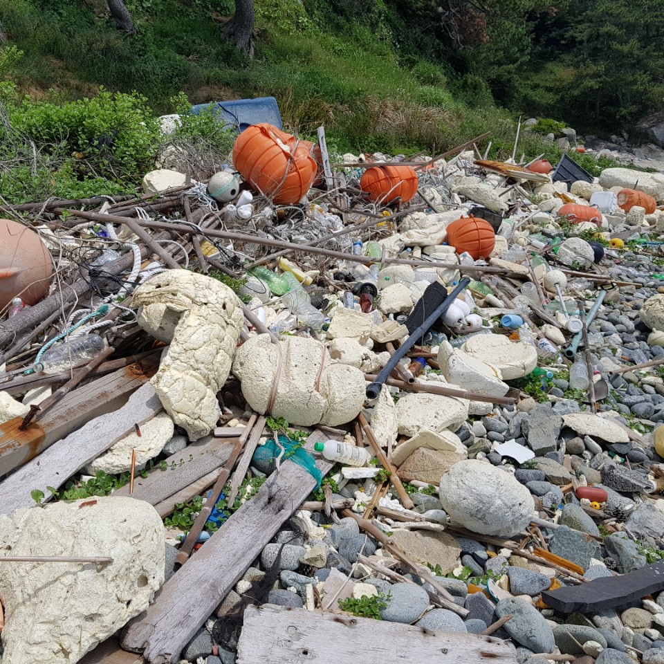소횡간도 해변에는 육지에서 밀려온 스치로폼을 비롯한 해양쓰레기들이 가득하다. 너무 양이 많이 다 못치우고 철수해야 했다.