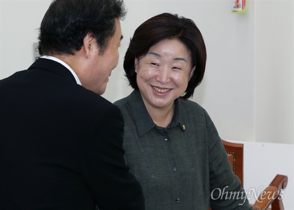 이낙연 총리 맞이한 심상정 대표 심상정 정의당 대표가 1일 오전 서울 여의도 국회를 방문한 이낙연 신임 국무총리를 맞이하고 있다.