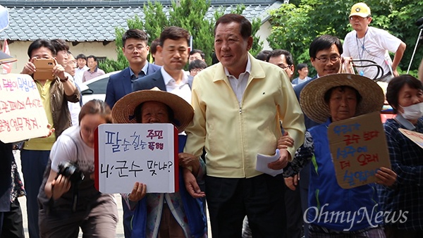  1일 오전 김항곤 성주군수가 소성리 주민들과 간담회를 가지기 위해 마을회관으로 들어서고 있다. 10개월 만에 김 군수를 만난 주민들은 군수를 규탄하는 피켓을 들고 군수를 맞이했다.