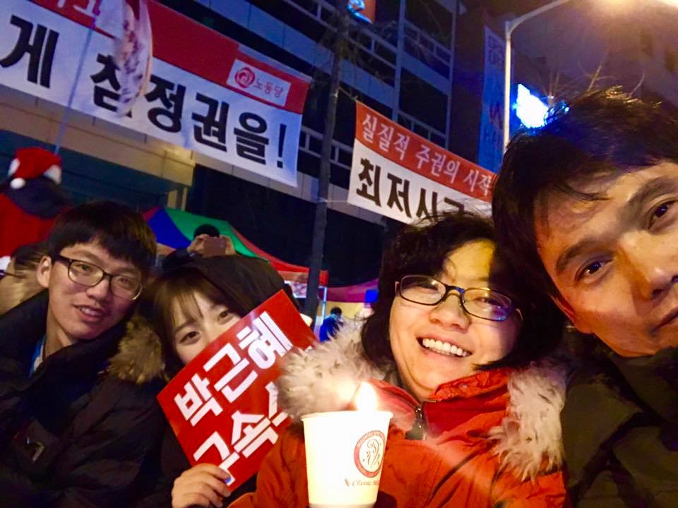 대전 촛불집회에 참여한 박나혜 학생과 가족