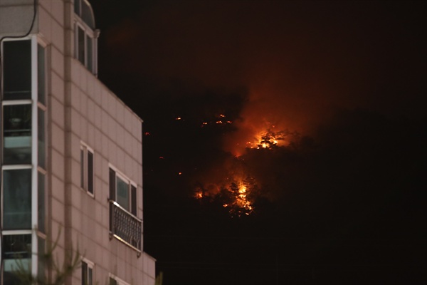 1일 오후 9시 8분께 서울 노원구 상계동 수락산에 대형산불이 발생했다. 불의 원인과 규모는 확실하지 않으나 소방당국은 "규모가 큰 편"이라고 밝혔다. 