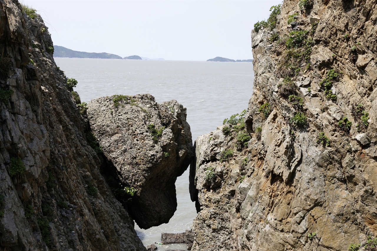 하낙월도 외양마지 풍경. 큰 바위가 어디선가 굴러온 것처럼 바위와 바위 사이에 걸려 있다.