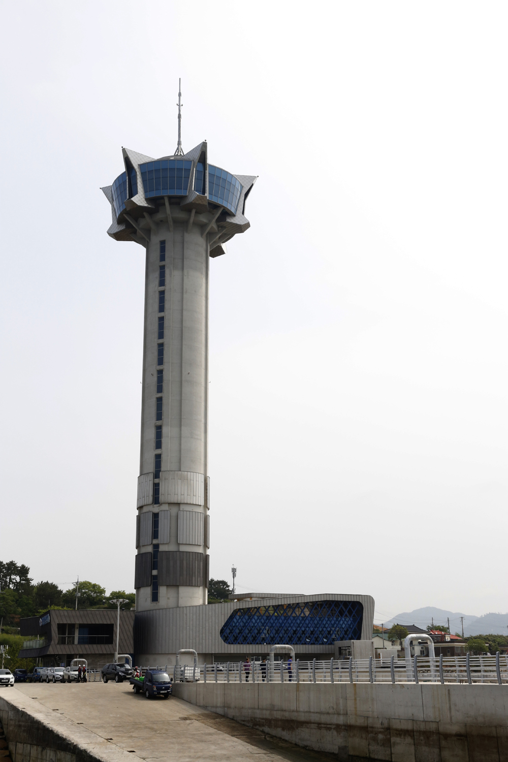낙월도행 배를 타는 향화도항에 세워진 칠산타워. 높이 111미터의 전망 타워다. 