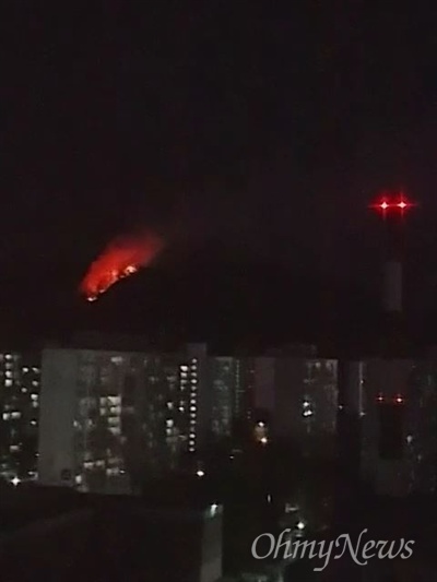 1일 밤 서울 수락산에 화재가 발생했다. 2일 오전 3시 기준으로 산림 3만9600제곱미터가 불에 탔다. 사진은 오마이뉴스 독자 최아무개씨가 1일 밤 10시께 촬영했다.