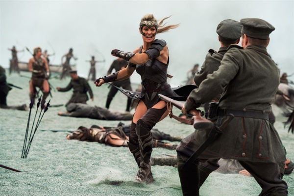  영화 <원더 우먼>의 한 장면. 아마존 부족들만 사는 비밀의 섬 데미스키라에 나타난 1차 대전 당시의 독일군들. 다이애나(갤 가돗)과 안티오페 장군(로빈 라이트) 등 아마존 전사들은 그들과 치열한 싸움을 벌인다. 