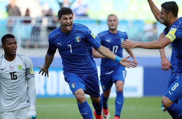  지난 5월 24일 경기도 수원월드컵경기장에서 열린 2017 국제축구연맹(FIFA) 20세 이하(U-20) 월드컵 조별리그 D조 이탈리아 대 남아공 경기. 이탈리아 7번 리카르도 오르솔리니가 첫 골에 성공한 뒤 환호하고 있다.