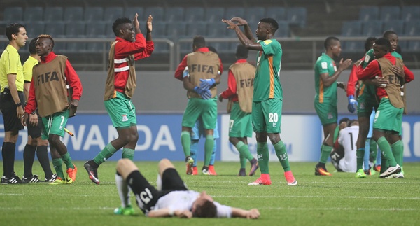  지난 5월 31일 오후 제주 서귀포 월드컵경기장에서 열린 2017 국제축구연맹(FIFA) 20세 이하(U-20) 월드컵 16강 잠비아와 독일의 경기에서 승리를 거둔 잠비아 선수들이 자축하고 있다.