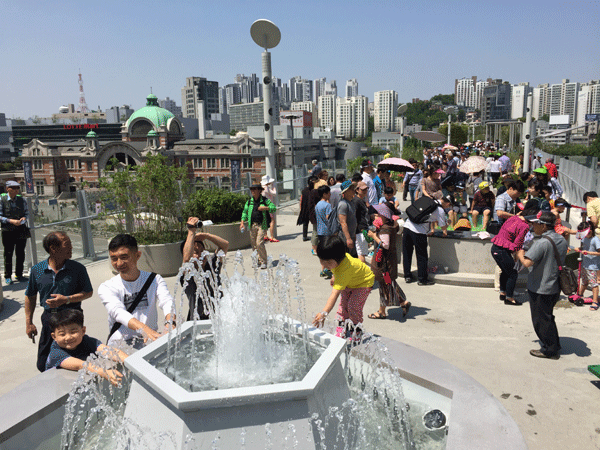 뜨거운 날씨로 인해 인기있는 서울로 7017 이동식 분수.