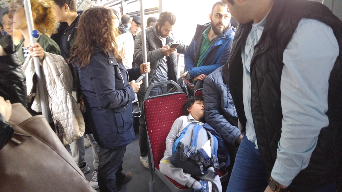 이 아이 자다가 발랑 넘어질까봐 옆에서 대기하고 있는 버스 안 터키 사람들.