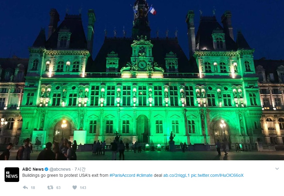 도널드 트럼프 미국 대통령의 파리 기후변화협정 탈퇴 항의로 녹색 조명을 밝힌 파리 시청사.