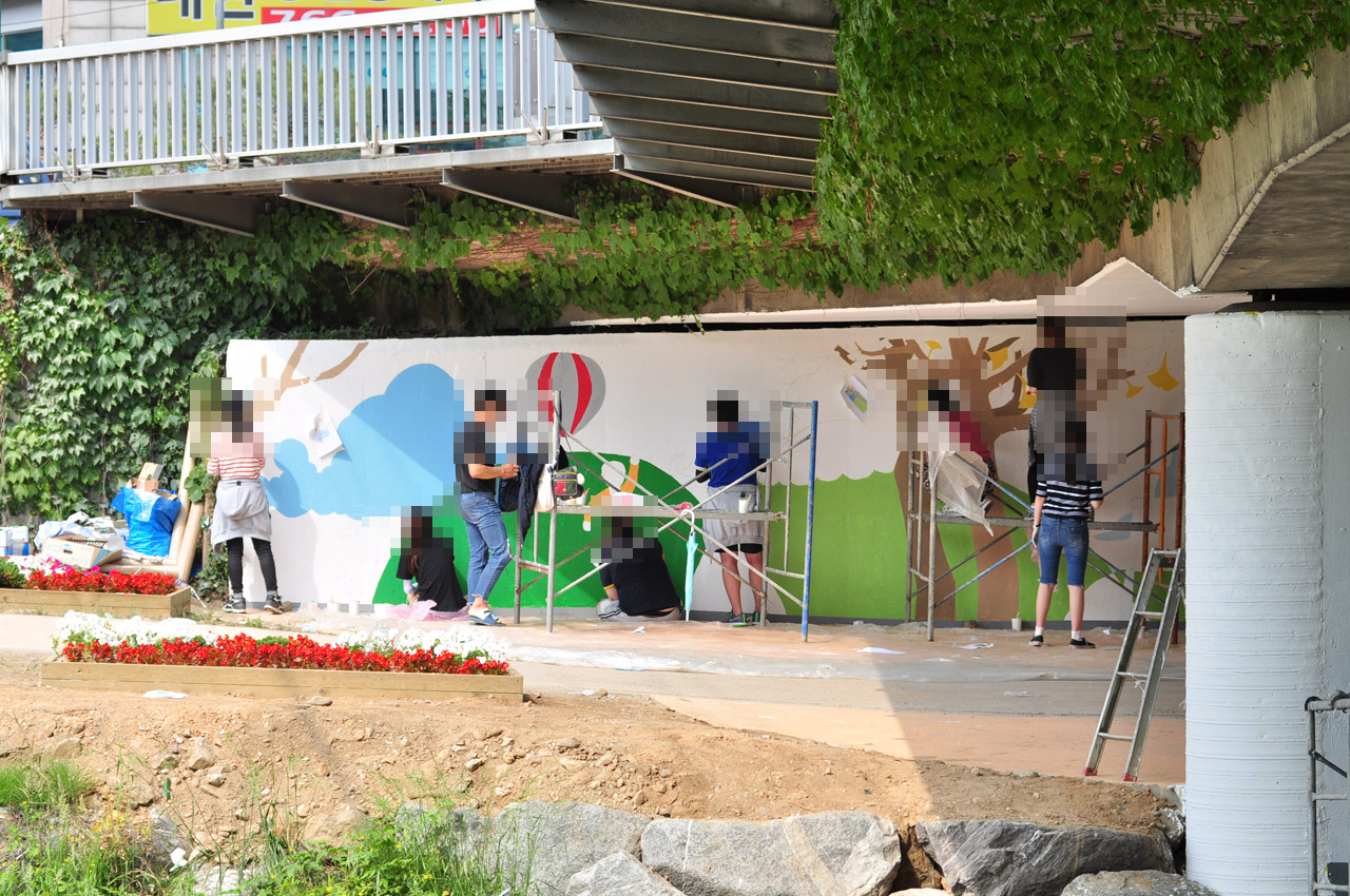 지난 1일 송정동 탄벌교 주변을 셉테드 사업으로 벽화그리기에 나선 보호관찰 중인 청소년들. 학생들과 어울려 자유롭게 그림을 그리는 모습. 