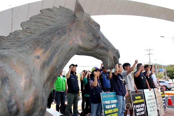 사진은 한국마사회 부산경남경마공원 고 박경근 마필관리사의 사망과 관련해, 민주노총 전국공공운수노동조합이 6월 3일 부산경남경마공원 앞에서 집회를 열었을 때 모습이다.