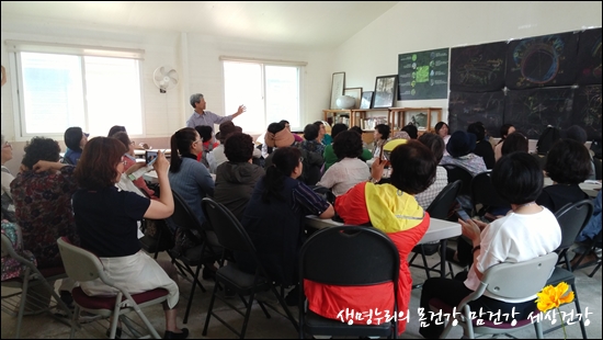 생명역동농업에 대해 설명하는 김준권 농부님