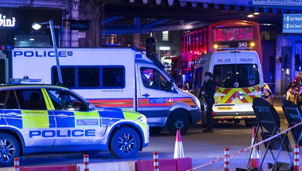 3일(현지시간) 저녁 영국 런던 시내 중심부의 런던 브리지에서 승합차 한 대가 인도로 돌진하고 인근 버러 마켓에선 흉기 공격이 일어났다. 