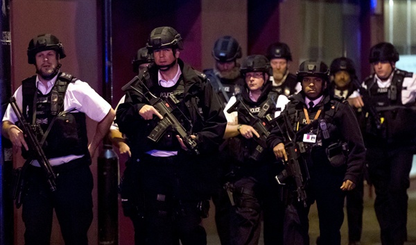 3일(현지시간) 저녁 영국 런던 시내 중심부의 런던 브리지에서 승합차 한 대가 인도로 돌진하고 인근 버러 마켓에선 흉기 공격이 일어났다. 런던 경찰은 현재 6명이 사망하고 30여 명이 부상했다고 밝혔다. 