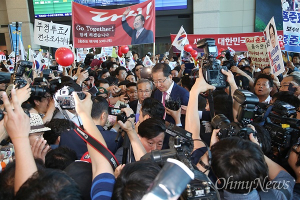 대선 패배 후 미국으로 출국했던 홍준표 자유한국당 전 대선 후보가 지난 4일 오후 인천공항에 도착해, 마중 나와있던 지지자들에게 짧은 인사를 마친 후 단상을 내려서고 있다.  