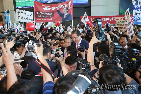 '귀국 인사'한 홍준표 대선 패배 후 미국으로 출국했던 홍준표 자유한국당 전 대선 후보가 지난 4일 오후 인천공항에 도착해, 마중 나와있던 지지자들에게 짧은 인사를 마친 후 단상을 내려서고 있다.  