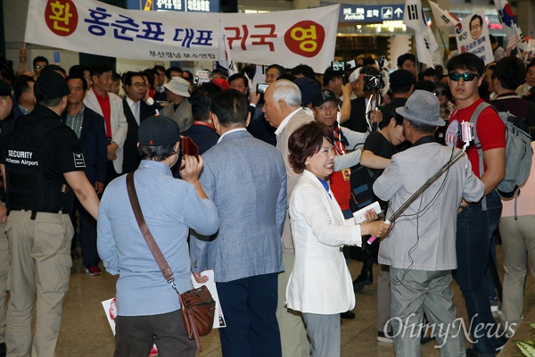 셀카봉 들고 생중계하는 '엄마부대' 주옥순... 여긴 어디?  극우단체인 '엄마부대' 주옥순 대표가 4일 오후 홍준표 자유한국당 전 대선 후보가 귀국한 인천공항 입국장에 모습을 드러내, 셀카봉을 높이 들어 현장 중계하고 있다.  