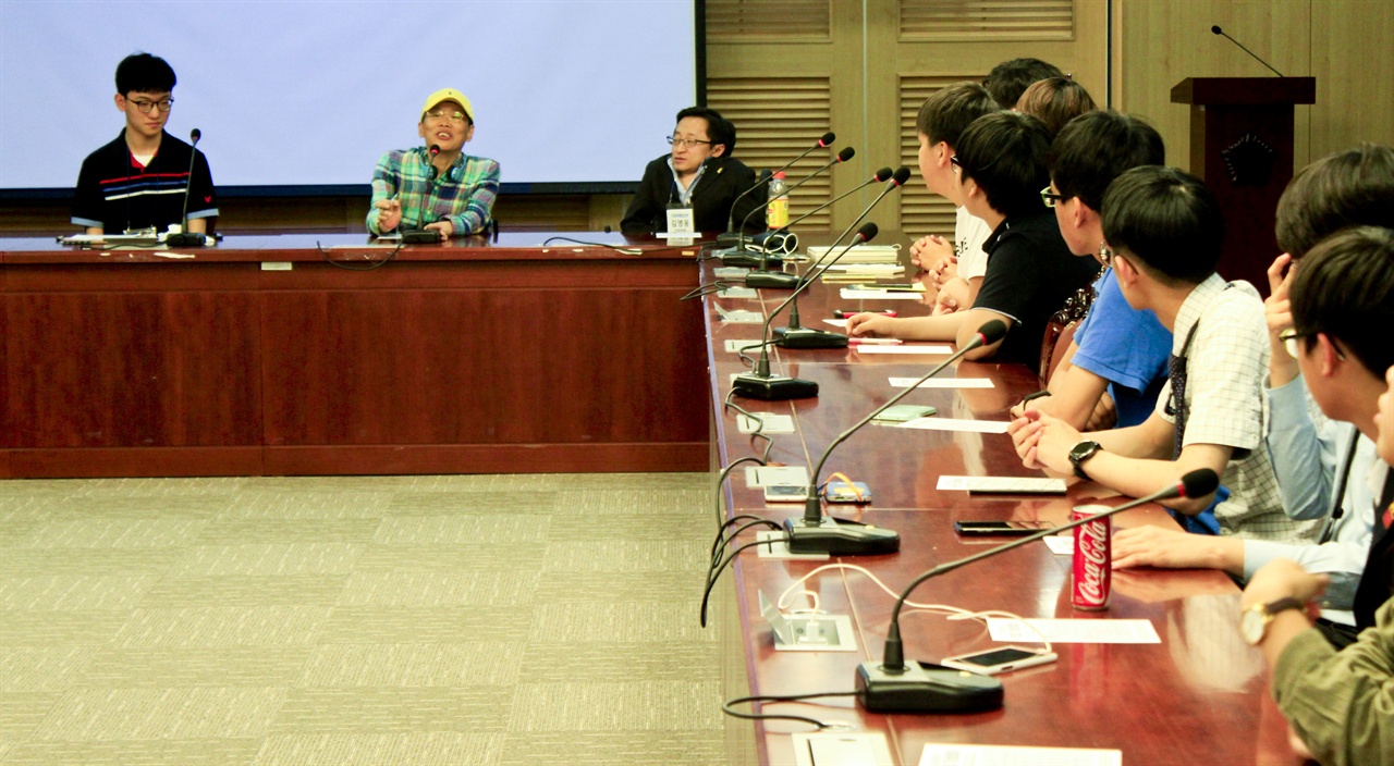 장향숙 전 의원의 발언에 더불어청소년 회원들이 경청하고 있다.