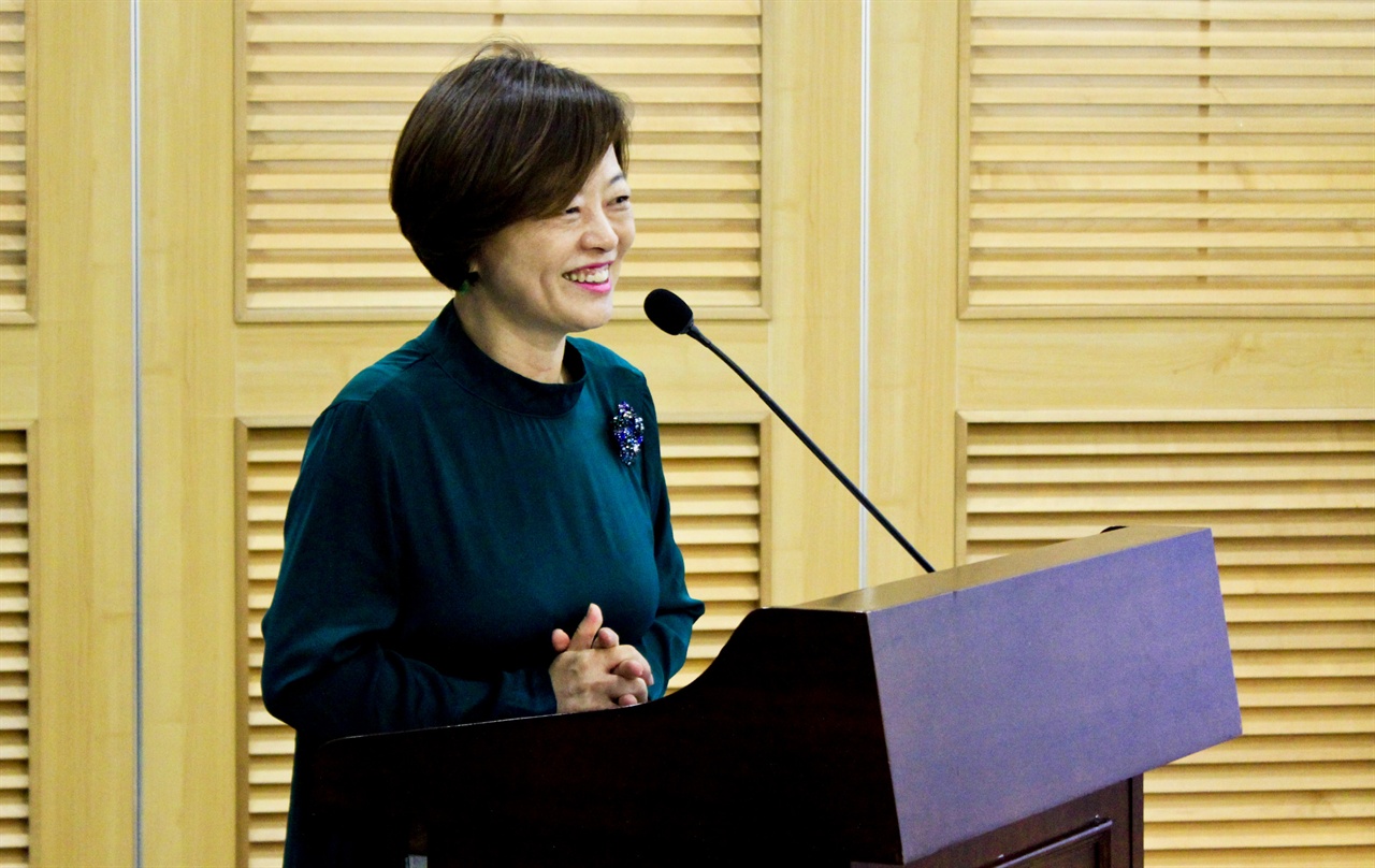  진선미 의원이 더불어청소년 창립식에서 축사를 하고 있다.