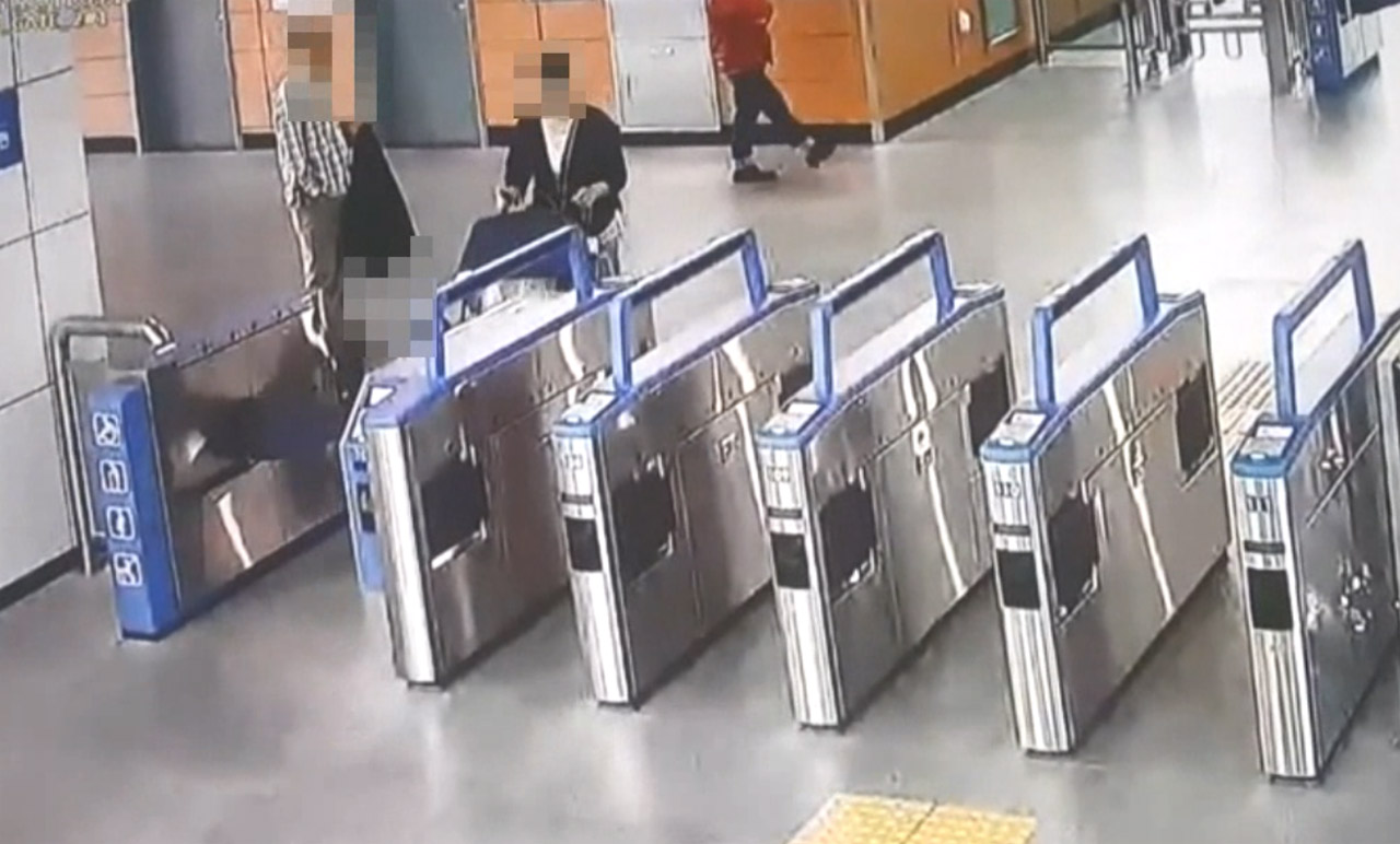 피의자가 지하철을 이용해 도주하는 모습이 찍힌 CCTV영상 갈무리