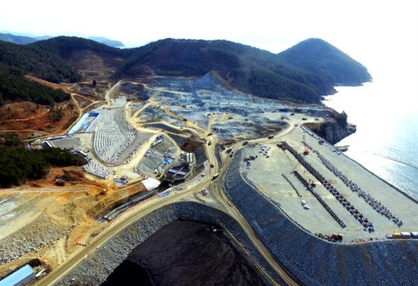 경남 고성 하이 석탄화력발전소 공사 현장.