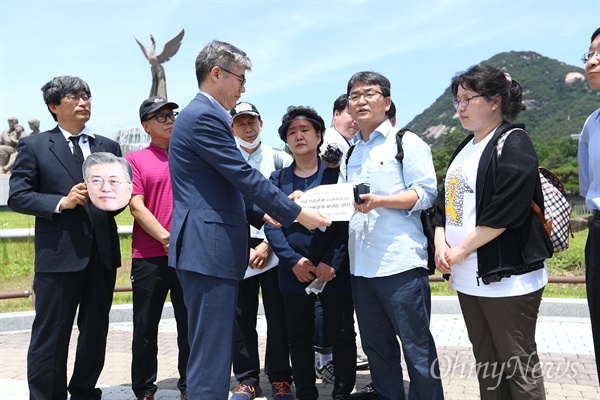  가습기살균제 피해자와 가족모임 회원들이 5일 오전 서울 종로구 청와대 분수대 앞에서 문재인대통령에 전하는 편지 발표를 하고 있다. 