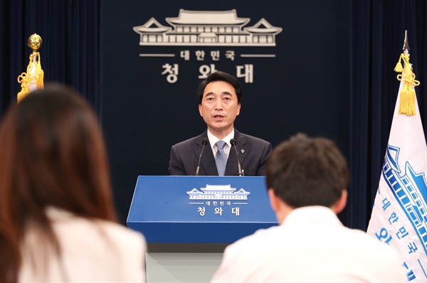 박수현 대변인이 지난 5일 오후 청와대 춘추관 대브리핑실에서 대통령 주재 수석보좌관 회의 결과를 브리핑하고 있다.