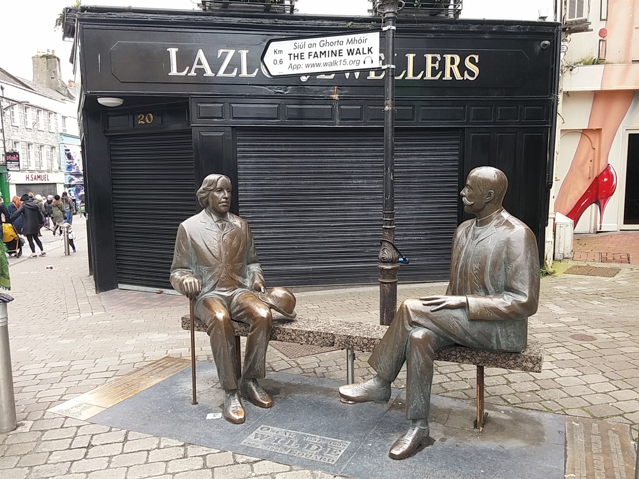 성 씨가 같다는 이유로 나란히 앉혀 놨다는 아일랜드 대표 작가 '오스카 와일드(Oscar Wilde, 왼 쪽)'와 에스토니아의 대표 작가 '에드워드 와일드(Edward Wilde, 오른 쪽)'의 동상