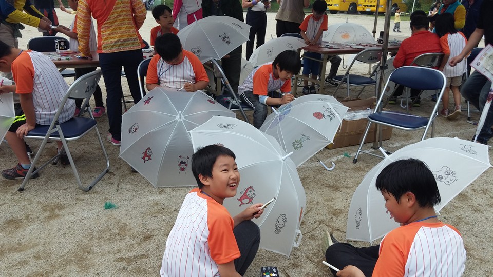 작년 운동회에서 아이가 친구들과 우산만들기 체험을 하고 있다. 옆에 있는 친구도 서울에서 전학왔다.