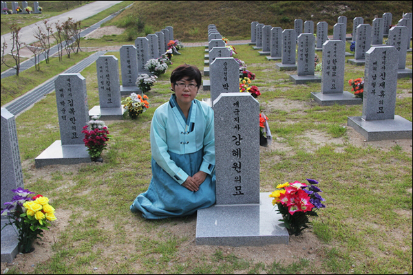  국립대전현충원 애국지사 5-138묘역에 자리한 강혜원 지사 무덤 앞, 기자

