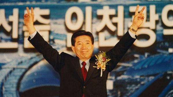  <노무현입니다>의 한 장면. 2002년 인천 경선에서 색깔론과 주류언론에 정면으로 맞섰던 노무현 