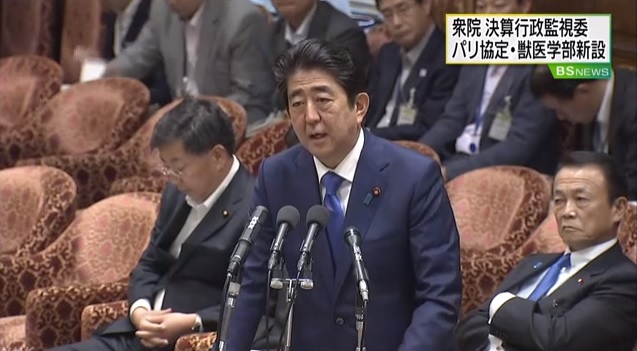 아베 신조 일본 총리의 사학재단 특혜 의혹을 보도하는 NHK 뉴스 갈무리.