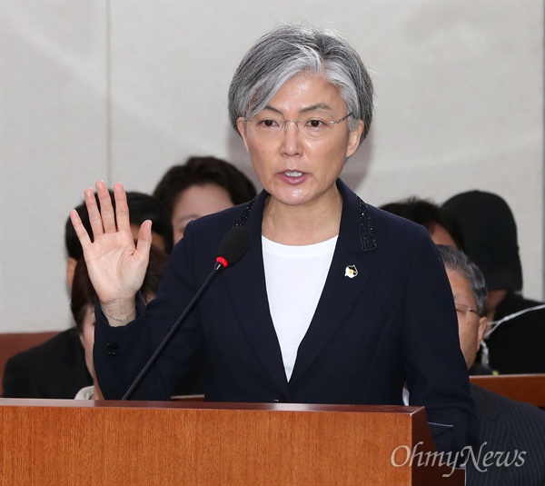 강경화 외교부 장관 후보자가 7일 국회 외교통일위원회 인사청문회에서 증인선서를 하고 있다.