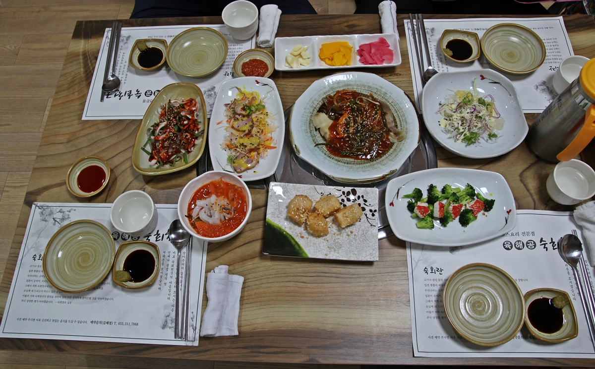  여수의 맛 그대로 맛과 그리움이 한데 버무려진 한상차림이다. 
