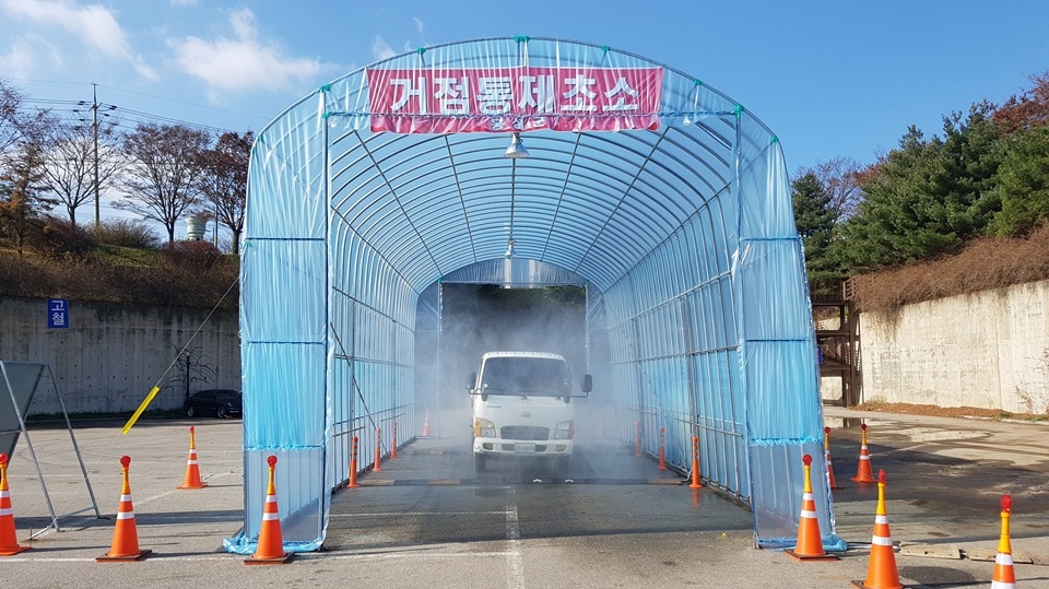 거점소독시설 지난 2일 제주도에서 AI가 발생한 이후 5일 고병원성으로 확진 판정을 받자 위기경보는 '심각‘단계로 격상되었다. '심각' 단계로 격상된 이후 홍성군에서는 예방적 차원에서 거점소독시설 1개소를 7일 오후에 설치예정이다. (사진은 지난해 11월 28일 AI 발생에 따른 거점소독시설을 설치한 모습이다.)