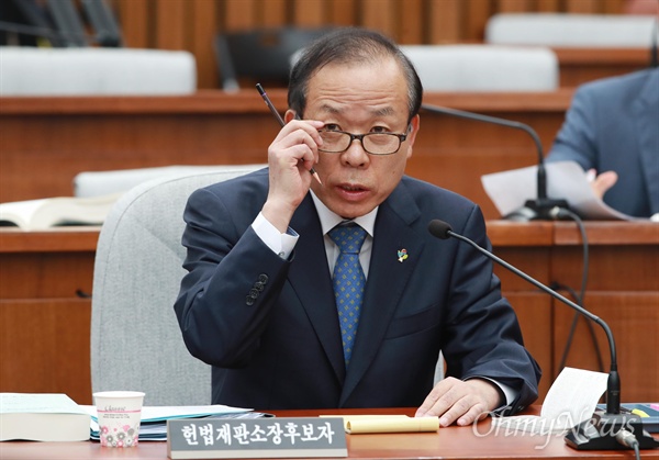 김이수 "촛불혁명은 적절하다, 부적절하다라고 답할 문제가 아니다" 김이수 헌법재판소장 후보자가 지난 6월 7일 오전 서울 여의도 국회에서 열린 인사청문회에서 이낙연 국무총리의 취임사 ‘촛불혁명’ 발언에 대한 입장을 묻는 백승주 자유한국당 의원의 질의를 경청하며 안경을 고쳐쓰고 있다.